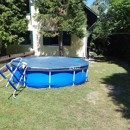 In 33086 Balatonmáriafürdő
