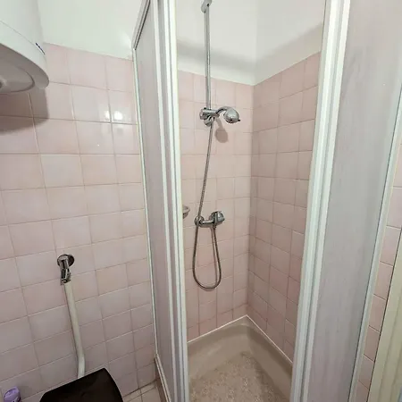 In 33086 Nyaraló *